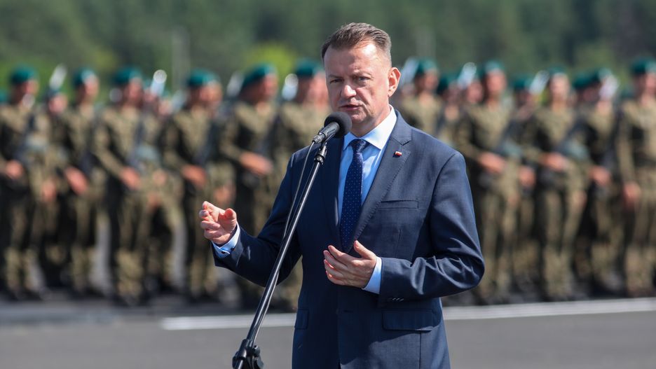 Biała Podlaska, 07.07.2023. Minister obrony narodowej Mariusz Błaszczak przemawia podczas przysięgi wojskowej żołnierzy Dobrowolnej Zasadniczej Służby Wojskowej, 7 bm. w Białej Podlaskiej. Ponad 160 żołnierzy Dobrowolnej Zasadniczej Służby Wojskowej złoży przysięgę na płycie lotniska wojskowego w Białej Podlaskiej. To już 3 przysięga wojskowa w ramach Dobrowolnej Zasadniczej Służby Wojskowej, która odbywa się w 18. Pułku Logistycznym. (mr) PAP/Artur Reszko