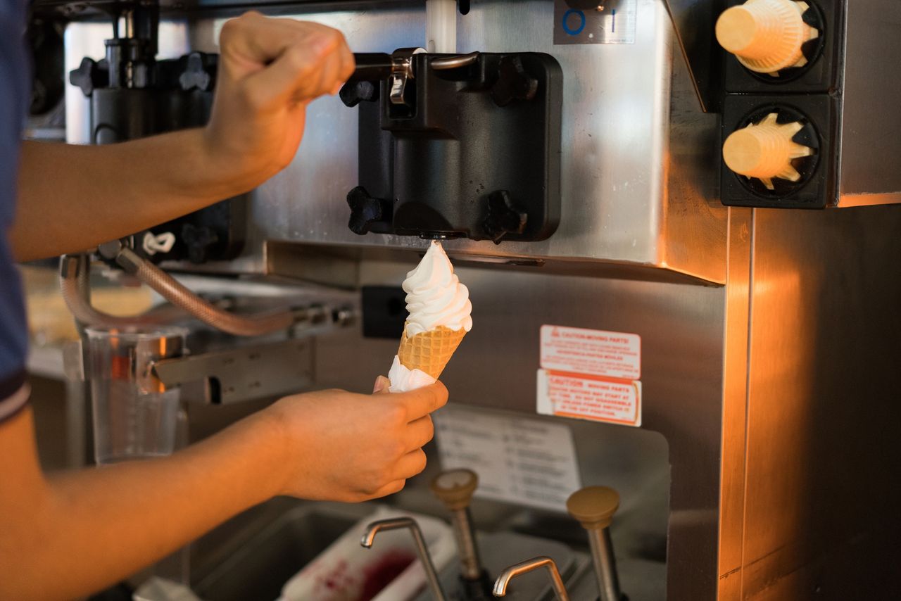 Nadmorskie lody z bakteriami. Sanepid wziął pod lupę automaty