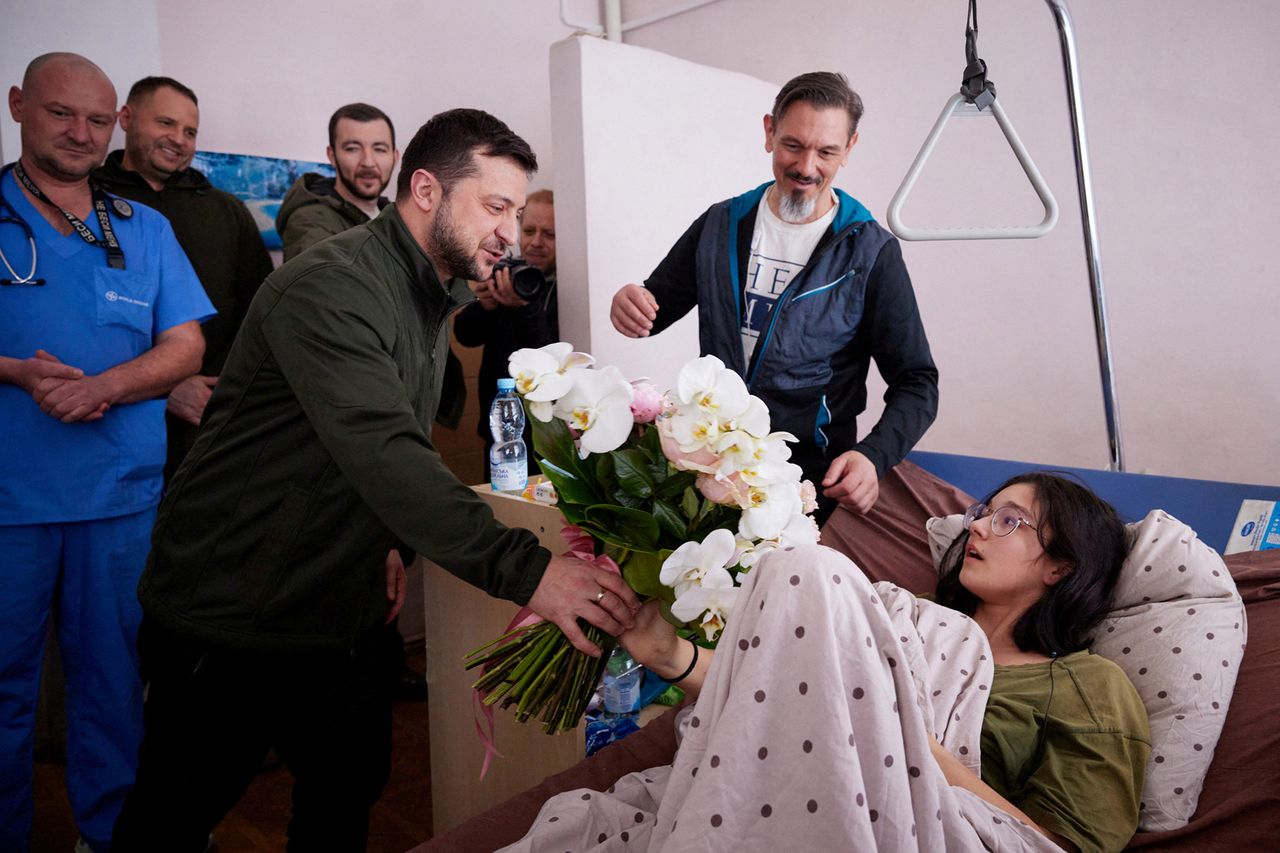 Wojna w Ukrainie. Zełenski się nie ukrywa i odwiedza rannych w kijowskim szpitalu
