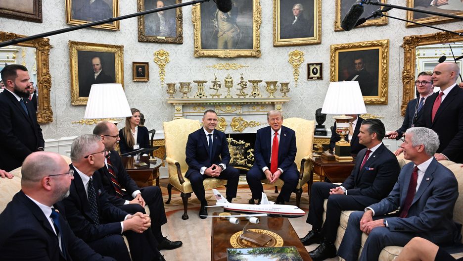 Karol Nawrocki, Donald Trump
Waszyngton, USA, 03.09.2025. Prezydent RP Karol Nawrocki (C-L) i prezydent USA Donald Trump (C-P) na spotkaniu w Bia�ym Domu w Waszyngtonie, 3 bm. Prezydent Nawrocki przebywa z wizyt� w Stanach Zjednoczonych Ameryki. Z lewej europose� Adam Bielan, szef BBN S�awomir Cenckiewicz, sekretarz stanu w Kancelarii Prezydenta RP i szef Biura Polityki Mi�dzynarodowej Marcin Przydacz. (aldg) PAP/Radek Pietruszka
Radek Pietruszka
delegacja, dyplomacja, model samolotu, osoby towarzysz�ce Prezydentowi RP, pierwsza wizyta zagraniczna jako prezydenta RP, polityk, polityka, polska, Polski, prezydenci, prezydent, rozmowy, spotkanie, USA, wizyta zagraniczna, wyjazd