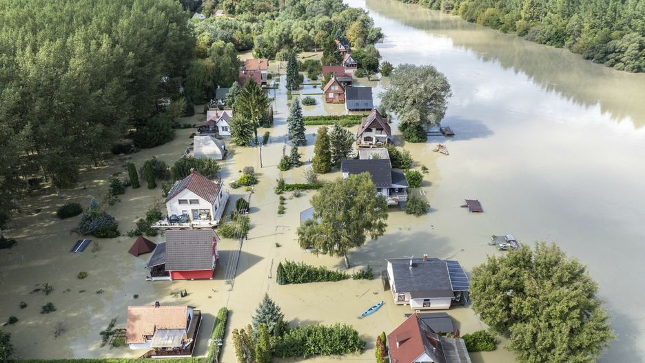 W?gry przygotowuj? si? na pow�d?
An aerial picture taken with a drone shows the flooded resort village of Venek and the swollen Danube River near Gyor, Hungary, Tuesday, September 17, 2024. (Gergely Janossy/MTI via AP)
Gergely Janossy