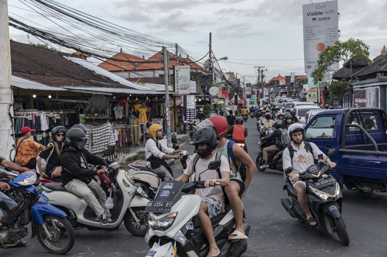 Na Bali, bajecznej wyspie indonezyjskiej, od początku zeszłego roku schronienie znalazły tysiące przybyszy z Ukrainy ni Rosji. Władze są zniecierpliwione wykroczeniami wizowymi 