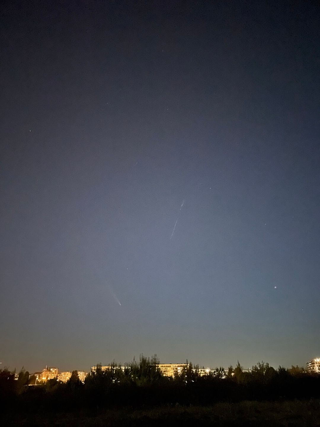 Kometa C2023 A3 i kosmiczny pociąg satelitów Starlink nad Lublinem