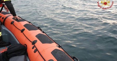 Tragedia na jeziorze. Silny wiatr przewrócił łódź, nie żyją trzy osoby