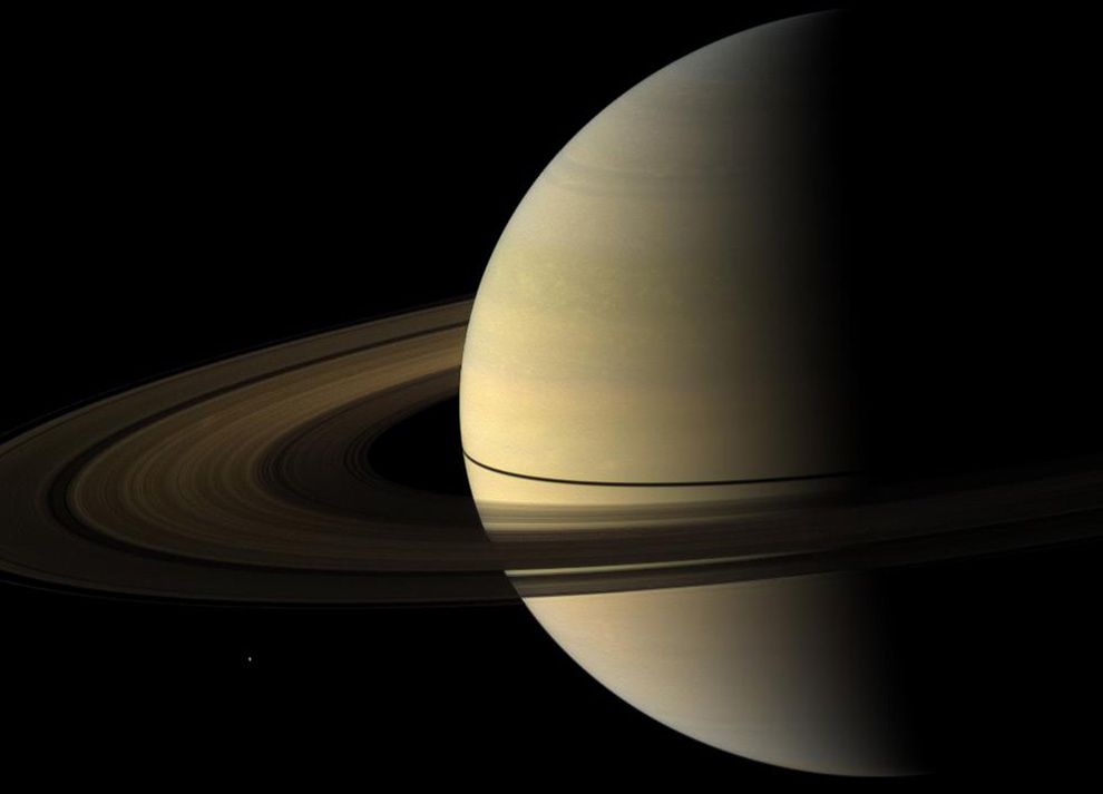 Powyższe zdjęcie wykonano z odległości ok. 2,7 mln km od Saturna we wrześniu 2009 roku, w niecały miesiąc po saturniańskiej równonocy. Cień rzucany przez pierścienie na atmosferę planety wciąż jest bardzo wąski. W lewej dolnej części fotografii widocza jest jasna plamka to znany z poprzednich zdjęć księżyc Mimas.
