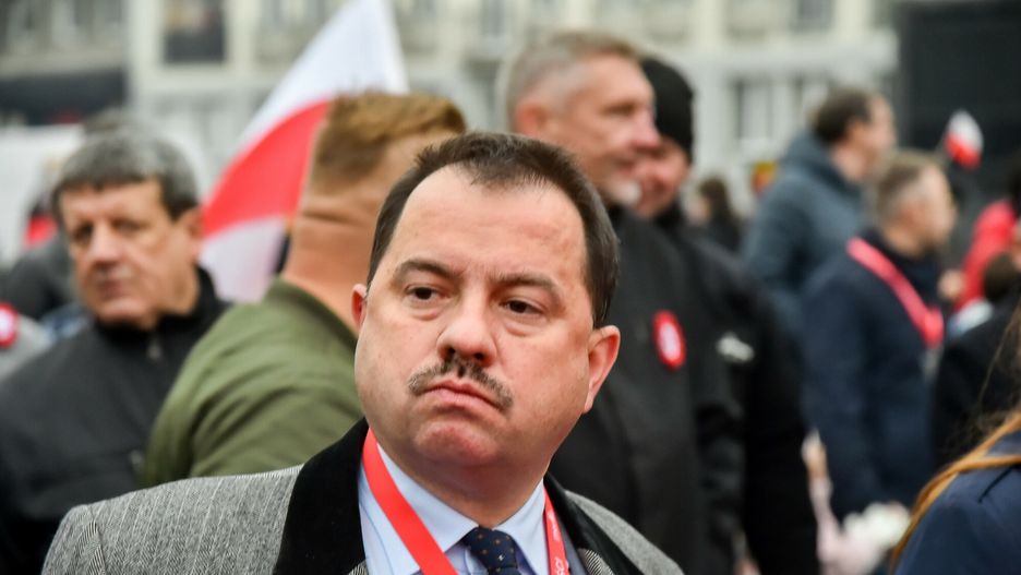 Mimo sądowego wyroku, Artur Zawisza nadal jeździ autem