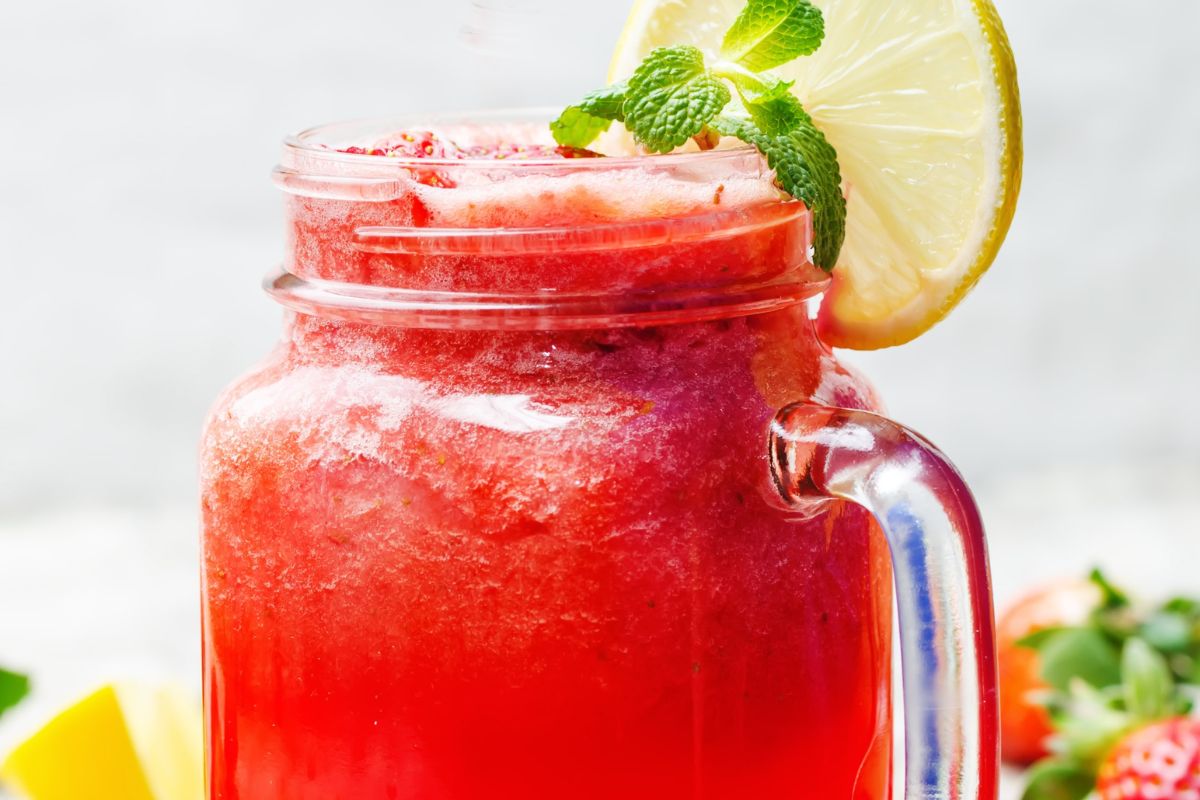 Ten napój ratuje mnie w upały. Do lemoniady wrzucam popularny owoc
