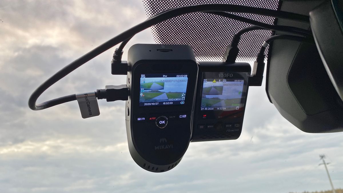 Dwie kamerki na przedniej szybie to przesada, ale niektóre z nich można np. zamontować na tylnej szybie