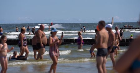 Wakacje 2020. Mandat na plaży. Za to można dostać karę o równowartości bonu turystycznego