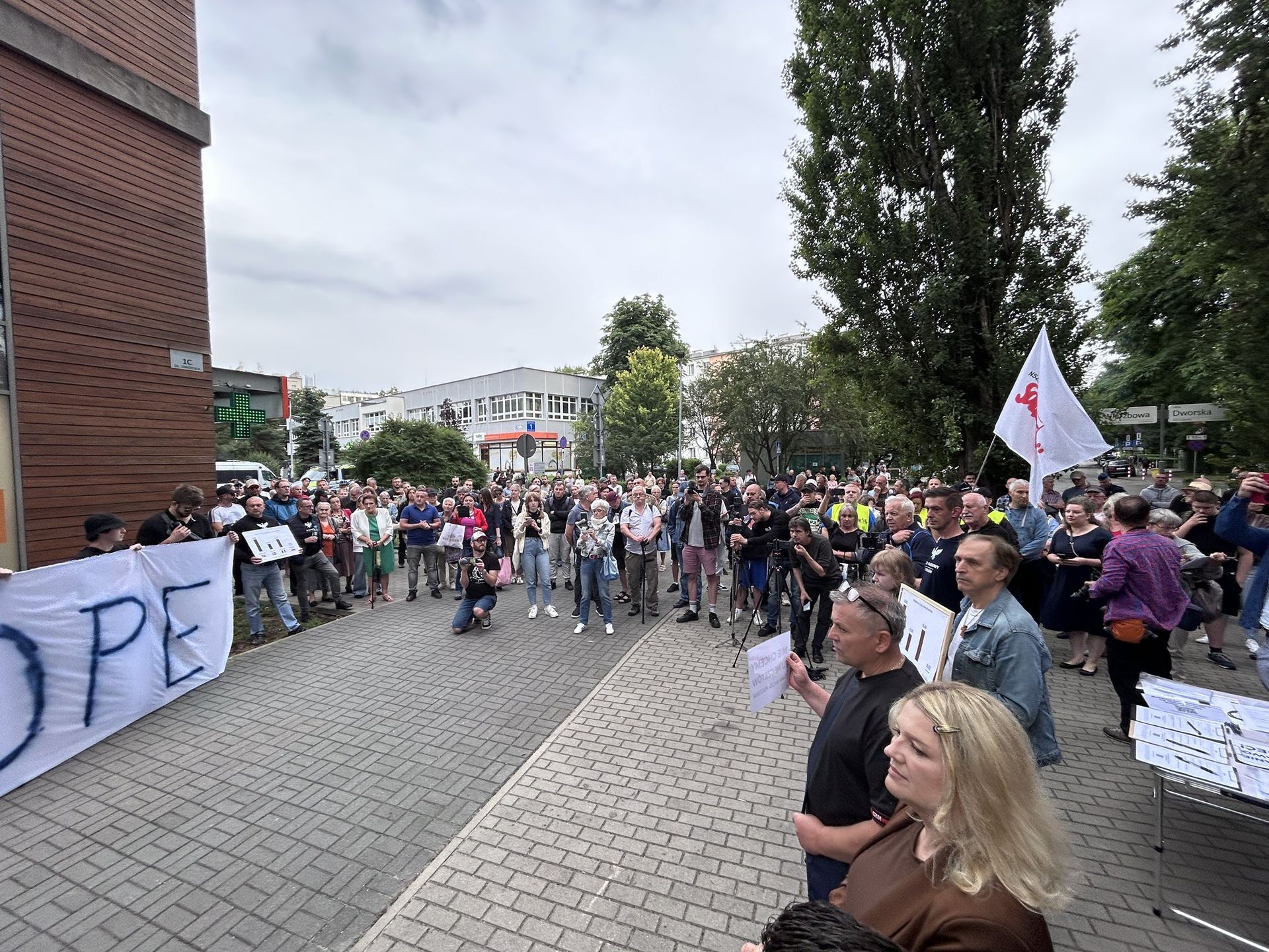 Protest przeciw "meczetowi" w Krakowie. Kontrmanifestanci upomniani