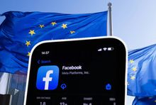 Aplikacja Facebooka na tle flag Unii Europejskiej