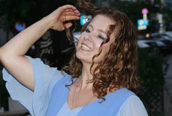 Anna Powierza boso na drabinie. Wyjątkowa sesja na wsi