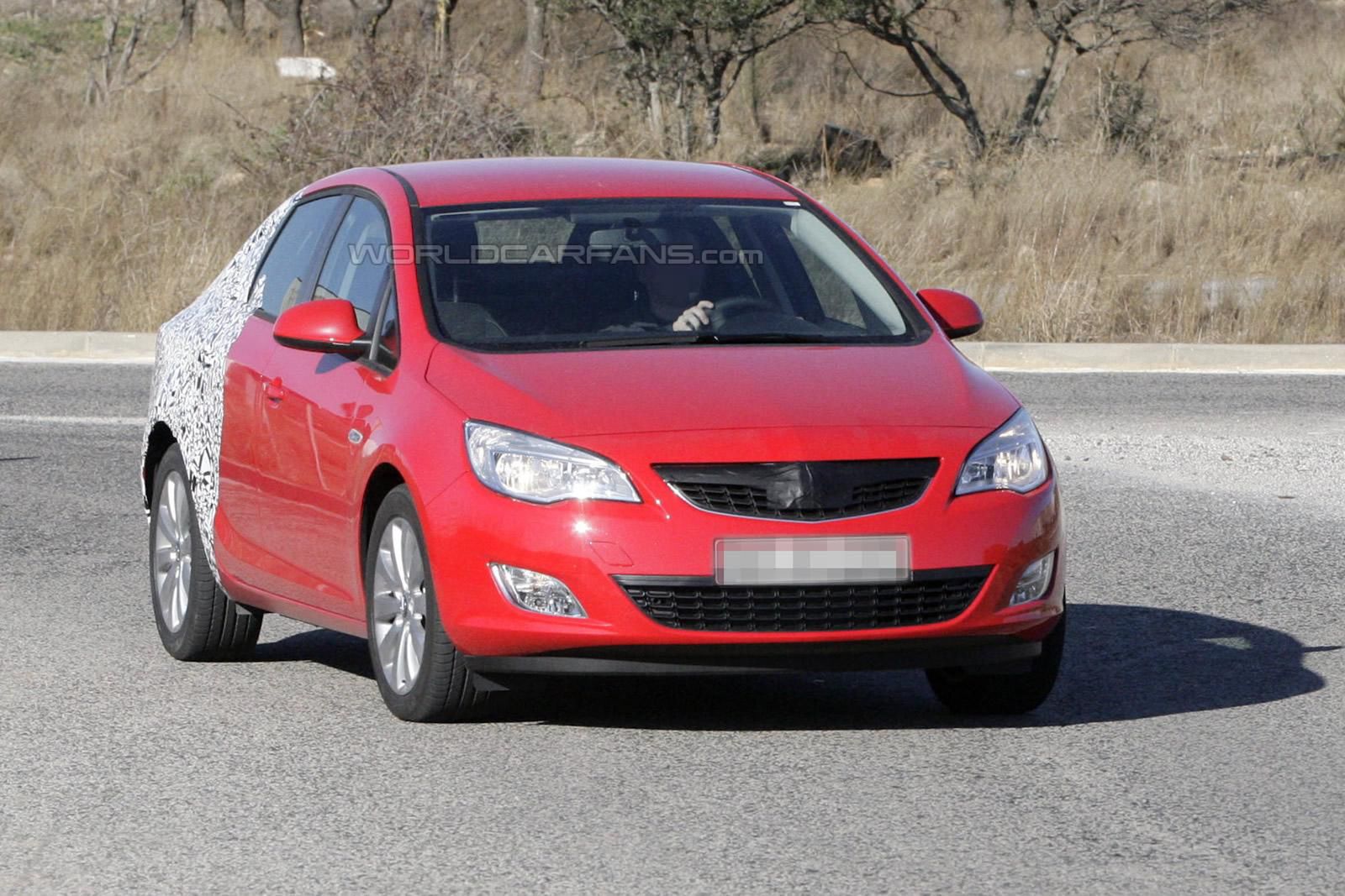 Opel Astra Sedan (źródło Worldcarfans)