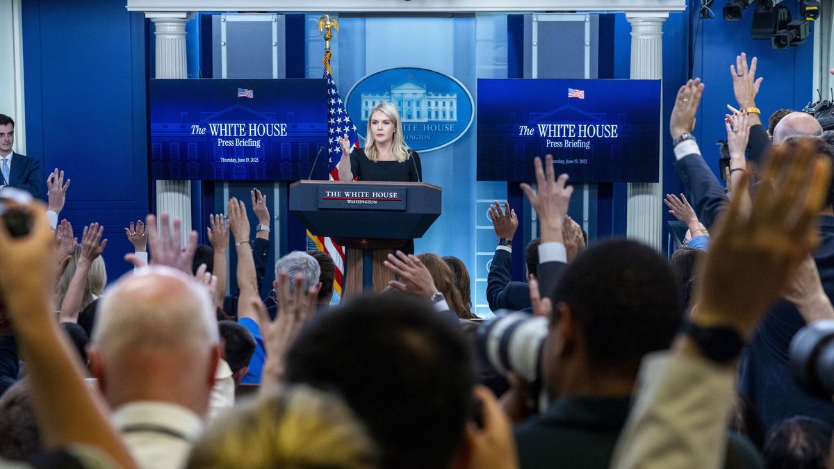 White House Press Secretary Karoline Leavitt responds to a question from the news media during the daily press briefing at the White House in Washington, DC, USA, 19 June 2025. Leavitt relayed that President Trump is giving Iran two weeks to negotiate before he makes the decision of whether or not to join Israel's military campaign against Iran's nuclear program. EPA/SHAWN THEW Dostawca: PAP/EPA.