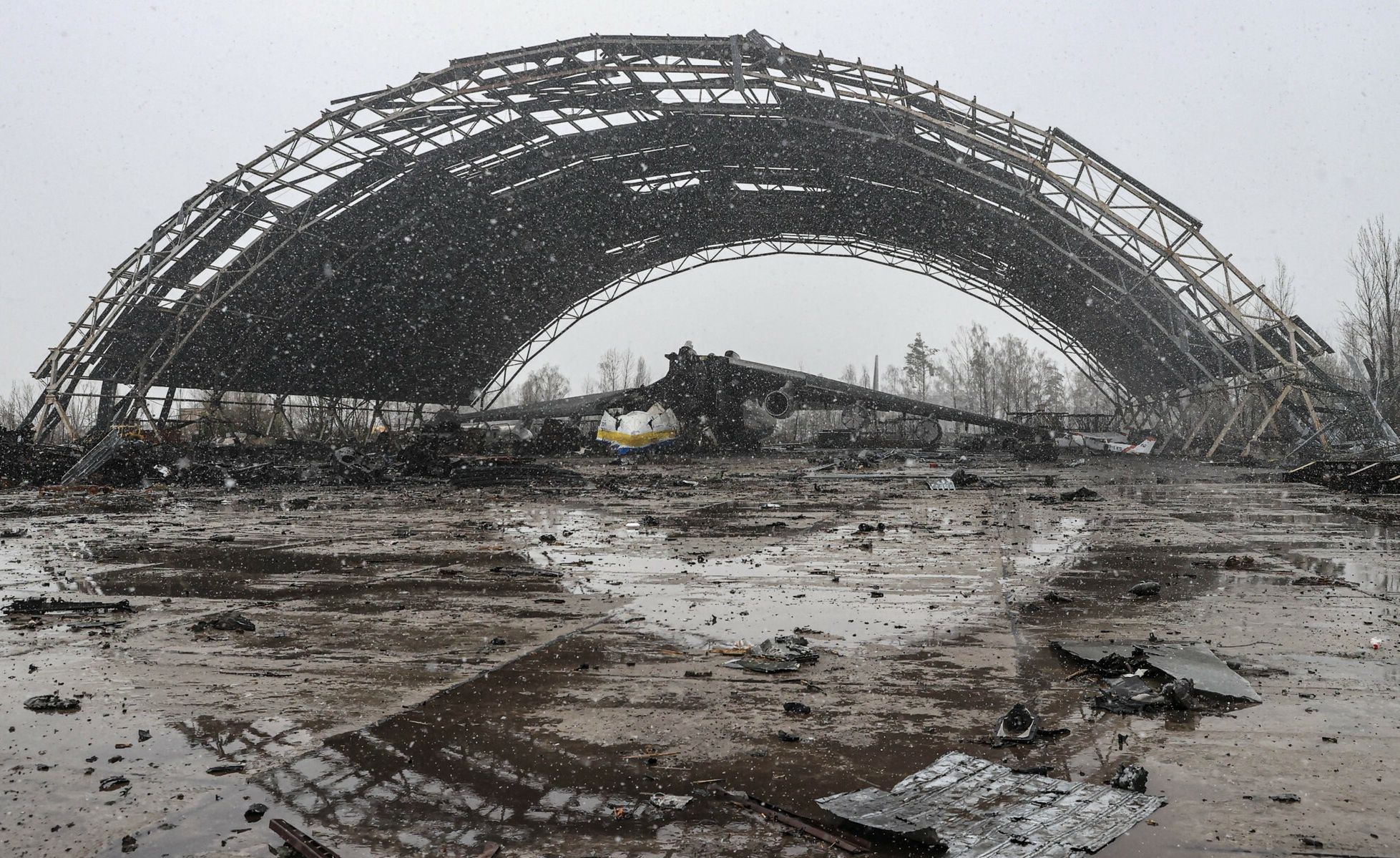 Zniszczony podczas wojny w Ukrainie największy samolot na świecie: Antonow An-225 Mrija