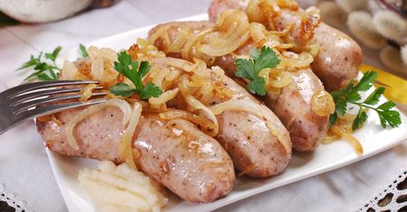 To zrób przed pieczeniem surowej kiełbasy. Gwarancja maksimum smaku, bez zbędnej wody