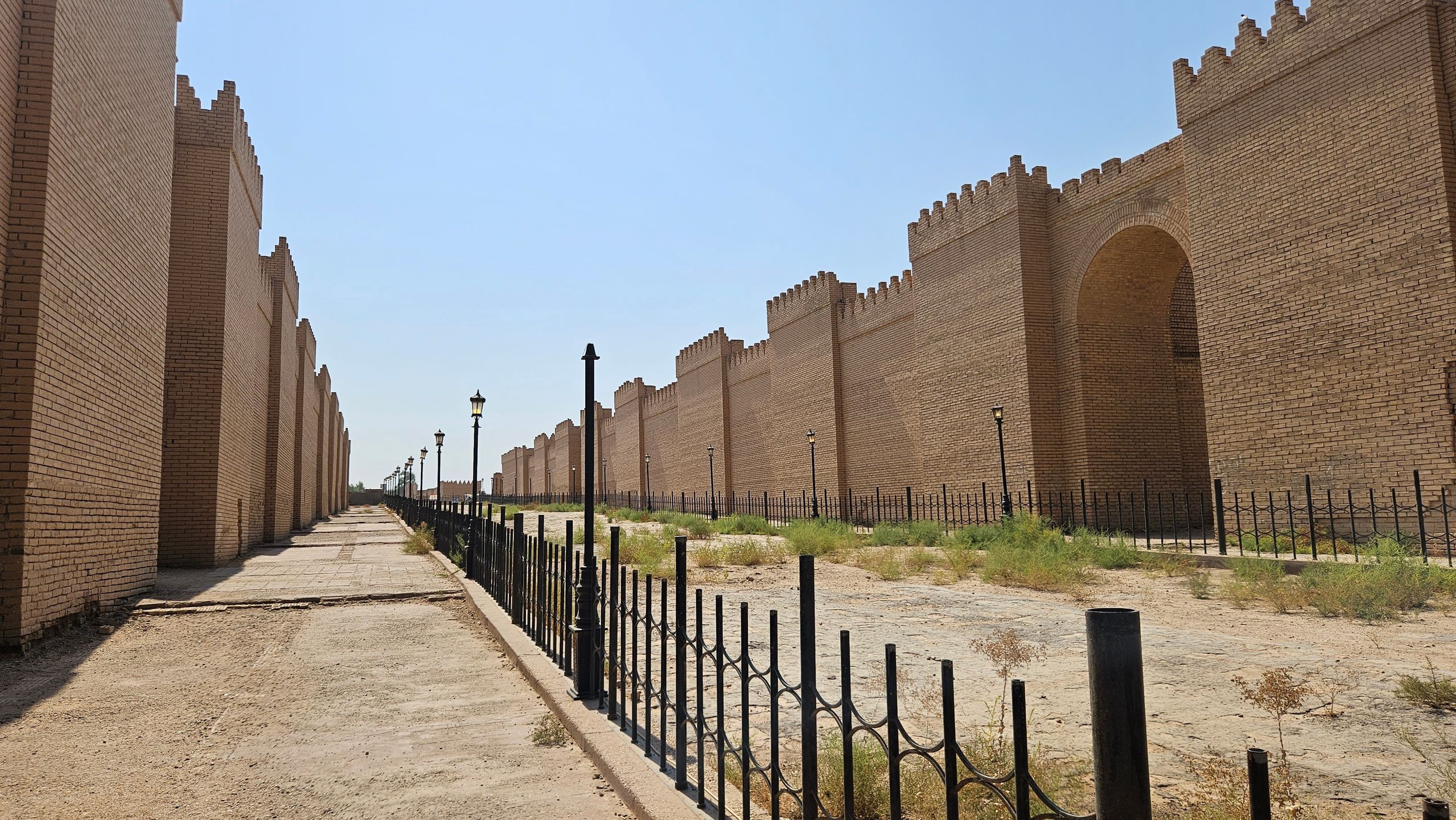 Babilon starożytne miasto położone w Mezopotamii, nad Eufratem, 