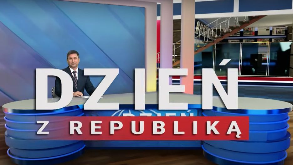 Piotr Kieraga prowadzi serwis informacyjny w TV Republika