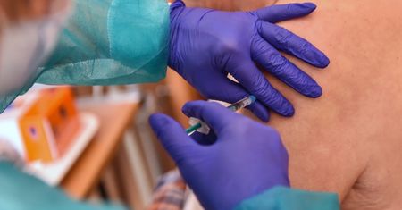 Szczepienia na COVID-19. Rusza rejestracja dla osób 70+