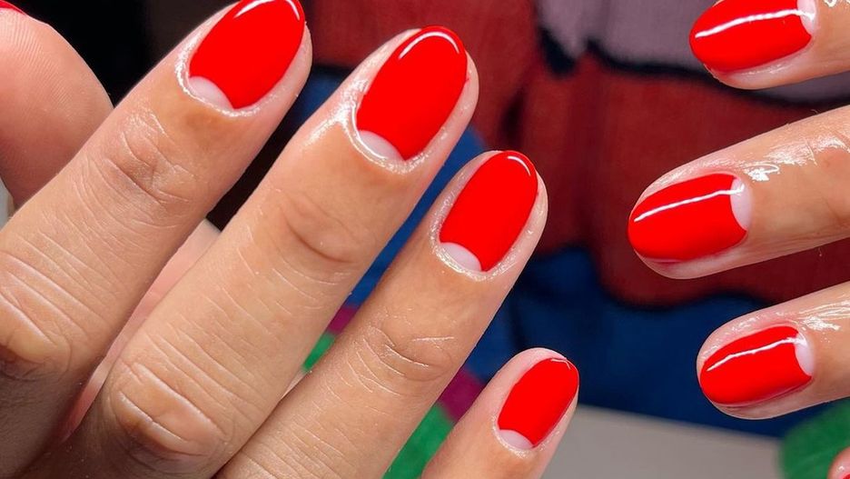 Half moon manicure to hitna wiosnę 2023! fot. Instagram.com/nailsthatlooklikepaintings