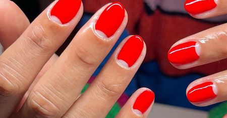 Paznokcie, na których nie widać odrostu? Half moon manicure to hit na wiosnę 2023