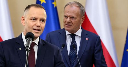 "Prezydent z długopisem". Tusk skrytykował Nawrockiego ws. współpracy