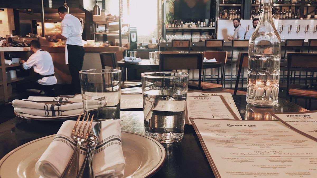 Przedstawiciele branży hotelowej chcą mieć możliwość serwowania posiłków we własnych restauracjach.