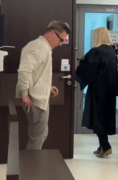 Maciej Kurzajewski przed salą rozpraw 