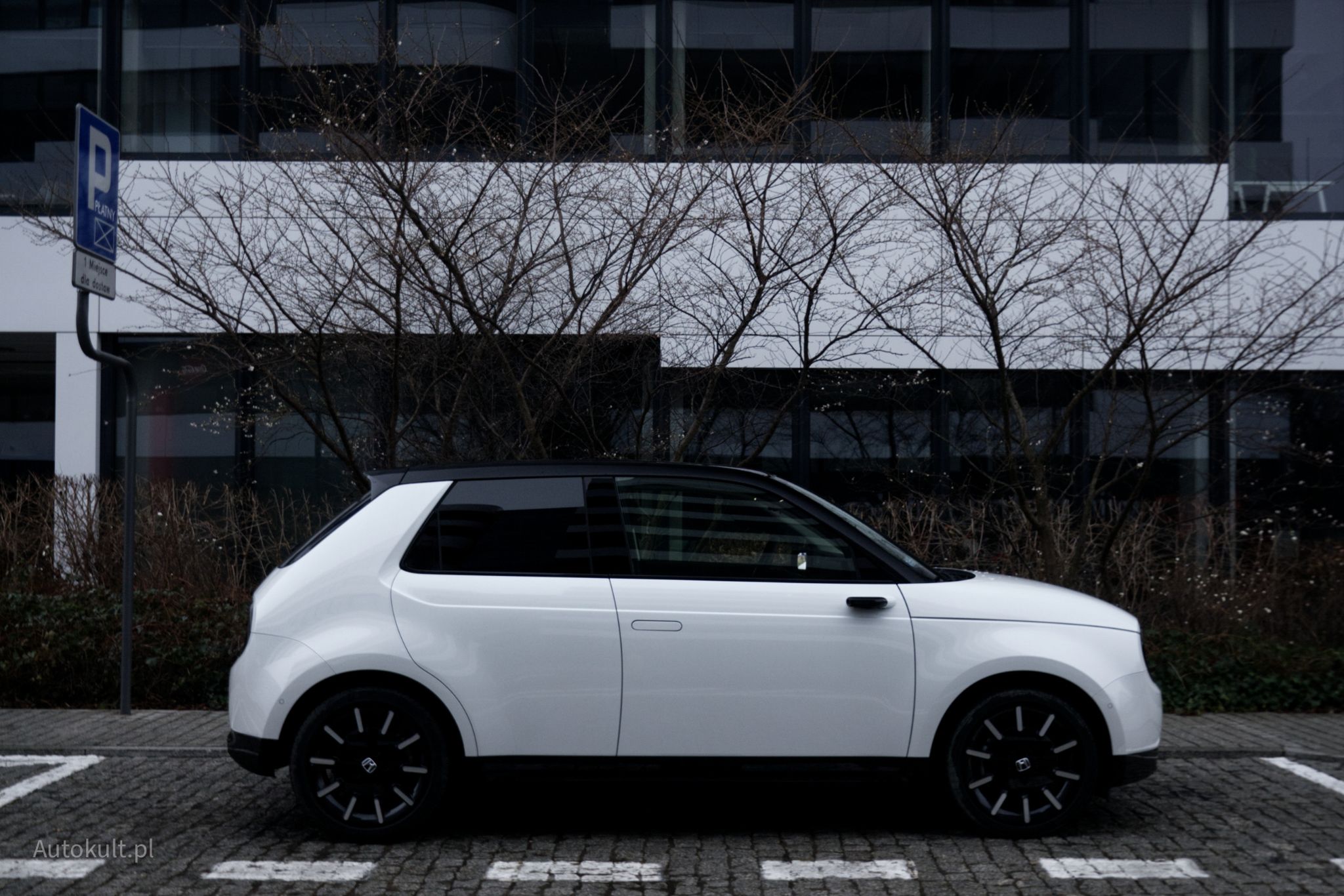 Honda e to nie jest auto na długie wyprawy, nawet jeśli mówimy o jeździe podmiejskiej