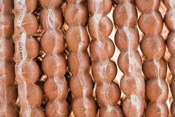 W składzie zmielone kości i skóry. Jemy bez zastanowienia