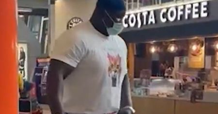 Kibice drwią z rywala Pudzianowskiego. Zaczęło się od nagrania z lotniska