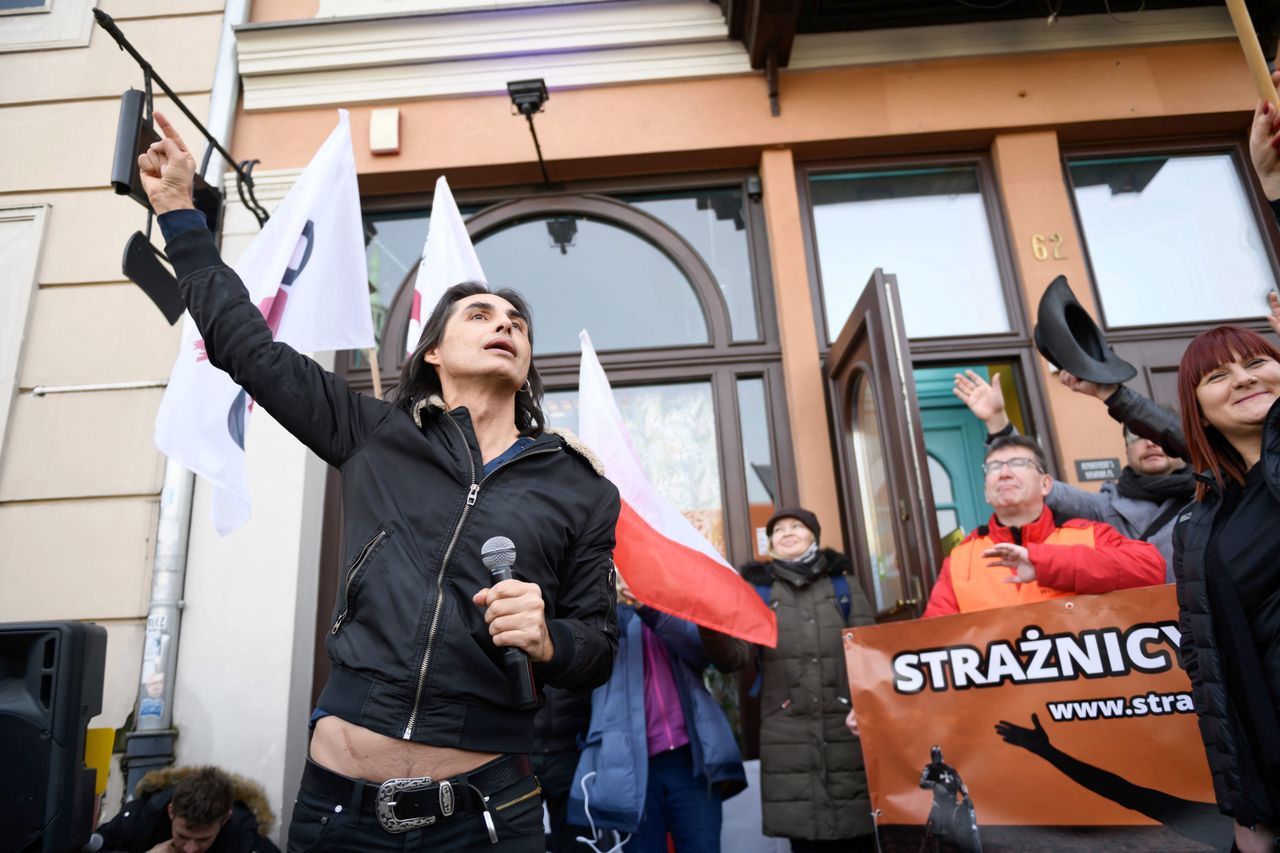 Poznań. Protest przeciwników obostrzeń i antyszczepionkowców. Gwiazdą Ivan Komarenko