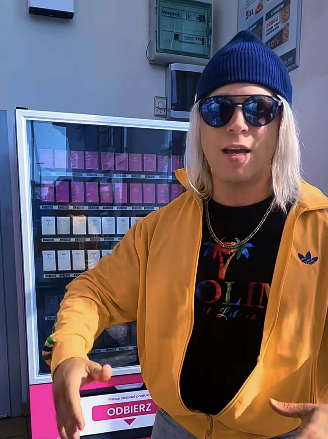 Skolim ze swoim automatem z perfumami