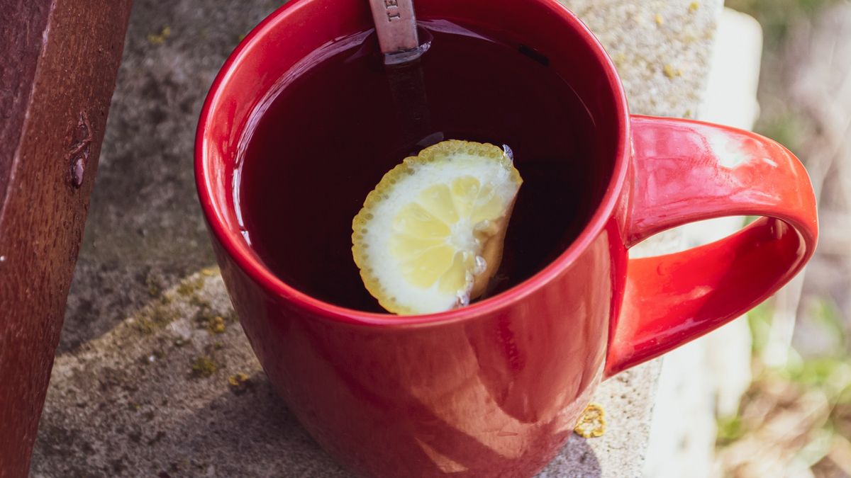Ani herbata z cytryną, ani suplementacja witaminy C nie pomogą w czasie infekcji