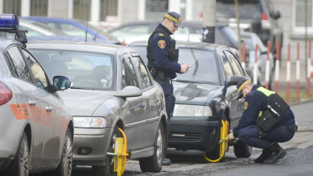 Blokada na koło to utrapienie warszawskich kierowców. Niektórzy nie wytrzymują i sami sobie z tym radzą.