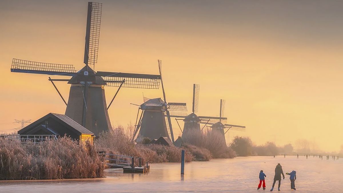 Łyżwiarze, wiatraki i zachód słońca. Ta seria fotografii zapada w pamięć.