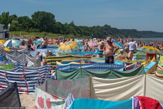 Disco polo od sąsiada na kocu obok. Zobacz, jak radzić sobie z głośną muzyką na plaży