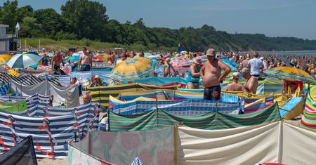 Disco polo od sąsiada na kocu obok. Zobacz, jak radzić sobie z głośną muzyką na plaży