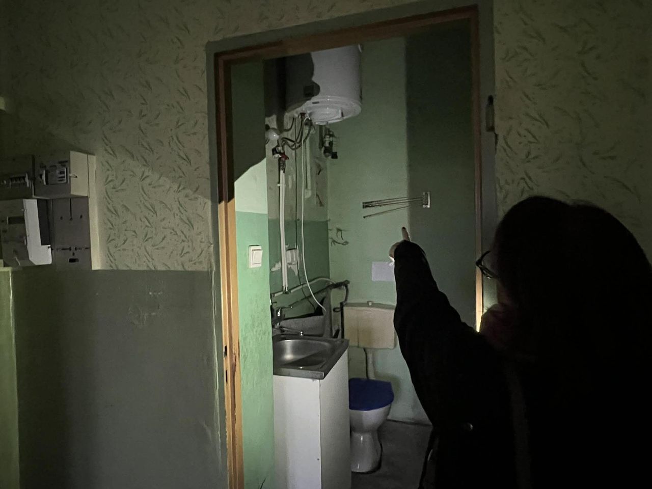 Wrocław: Napęczniałe sufity i nielegalne łazienki. Z tym mierzą się chętni na gminne mieszkanie do remontu. Nawet fachowcy boją się tego ruszyć