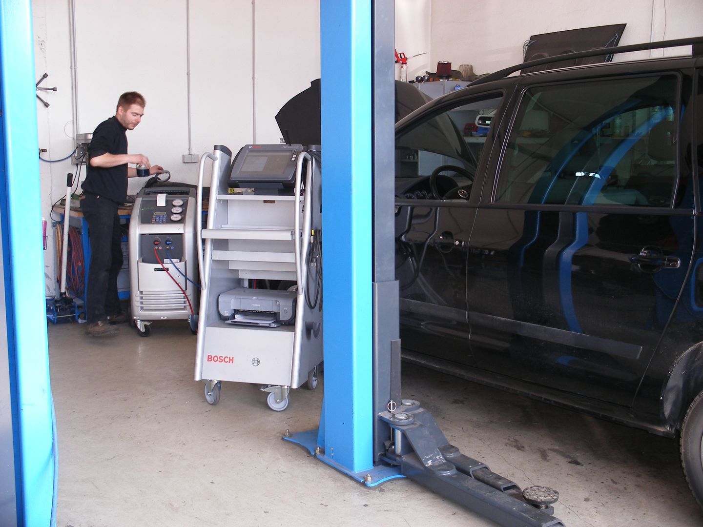 Ciekawe czy pracownicy stacji obsługi będą się tak ubierać podczas wymiany czynnika HFO-1234yf (fot. auto-service-futterknecht.de)