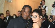 Kylie Jenner i Travis Scott pierwszy raz po narodzinach dziecka pozowali razem na gali MET (ZDJĘCIA)