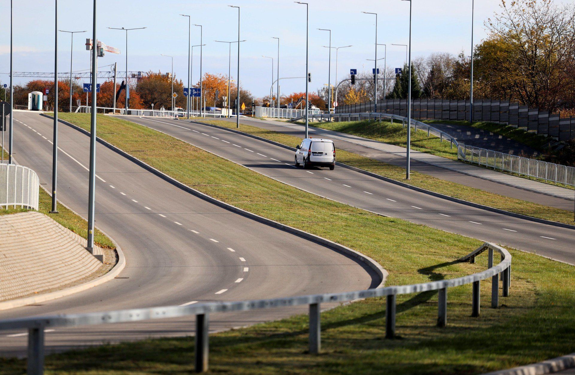 Ul. Węglarza wydłużyła się o 1,2 km. Trasa jest już gotowa do otwarcia, kierowcy wjadą na nią w piątek (31 października). - Cywilizacja przyszła na ul. Trześniowską - przekonuje jeden z mieszkańców.