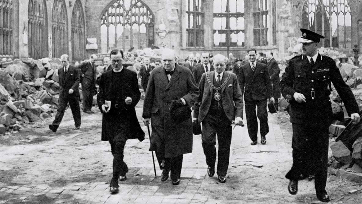 Winston Churchill wizytuje zniszczoną katedrę w Coventry