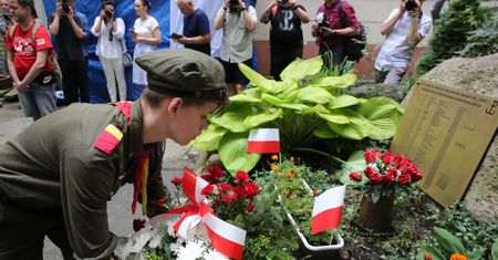 76. rocznica wybuchu Powstania Warszawskiego. Dzieci sprzątają groby powstańców