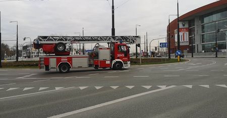 Lublin. Alarm bombowy w szkole. Uczniowie i nauczyciele ewakuowali się na pobliski orlik