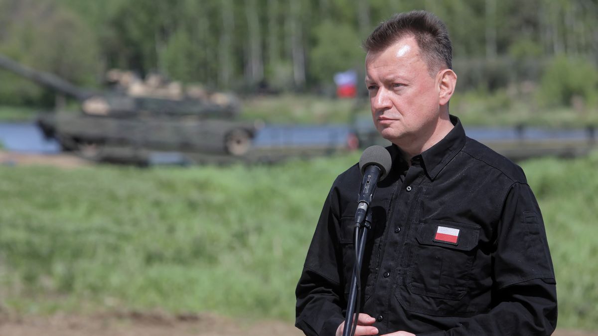 Nowogród (woj. podlaskie), 19.05.2022. Minister obrony narodowej Mariusz Błaszczak podczas wypowiedzi dla mediów po spotkaniu z uczestnikami ćwiczeń DefenderEurope 22 w okolicach miejscowości Nowogród k. Łomży, 19 bm. Na terenie Polski ćwiczenia odbywa obecnie ok. 7000 żołnierzy. (amb) PAP/Artur Reszko