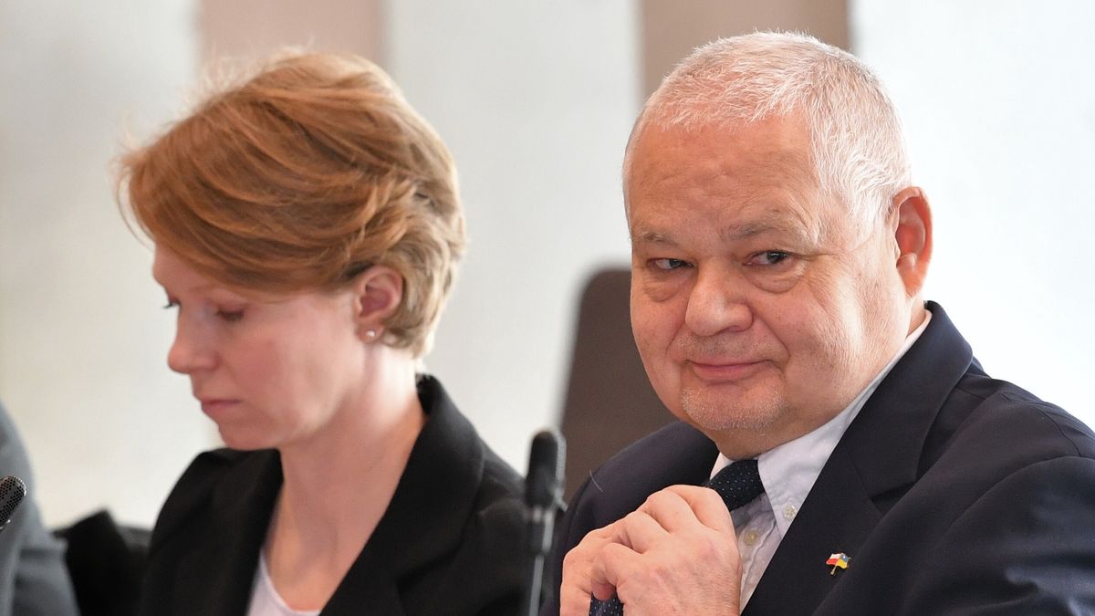 Warszawa, 13.04.2022. Prezes NBP Adam Glapiński (P) oraz wiceprezes NBP Marta Kightley (L) podczas posiedzenia sejmowej komisji finansów publicznych w Sejmie w Warszawie, 13 bm. Posłowie mają zaopiniować przedstawiony przez prezydenta RP wniosku o powołanie Adama Glapińskiego na kolejną kadencję na stanowisku Prezesa Narodowego Banku Polskiego. (jm) PAP/Radek Pietruszka