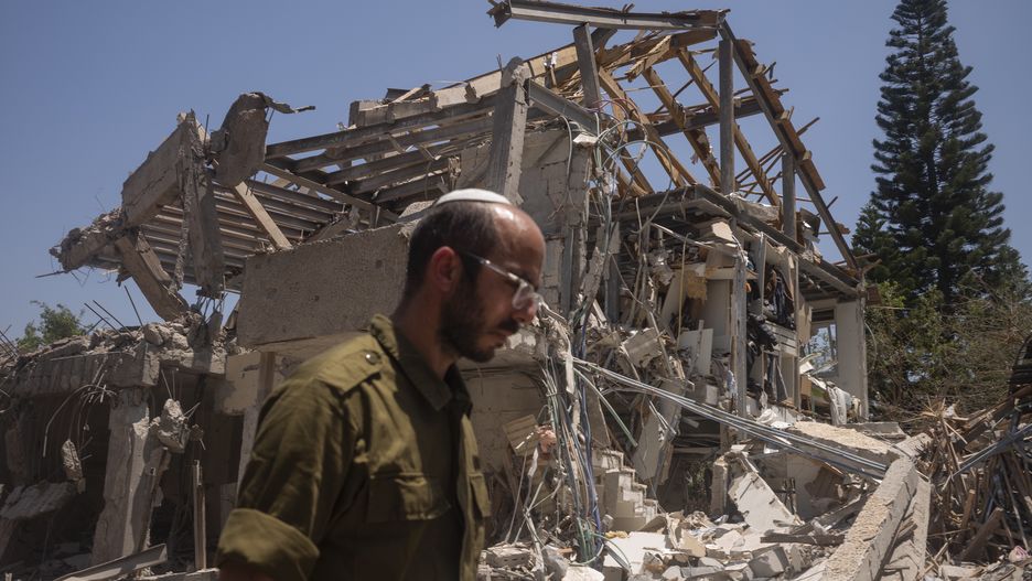 Budynek w Tel Awiwie, zniszczony przez irańskie pociski