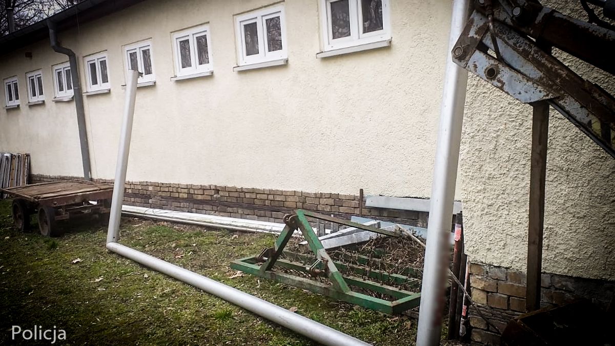 Złodzieje próbowali ukraść bramkę