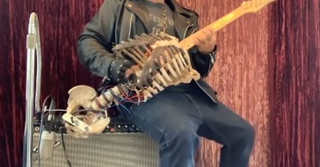 Makabryczny hołd gwiazdora. Zobacz z kogo zrobił tę gitarę
